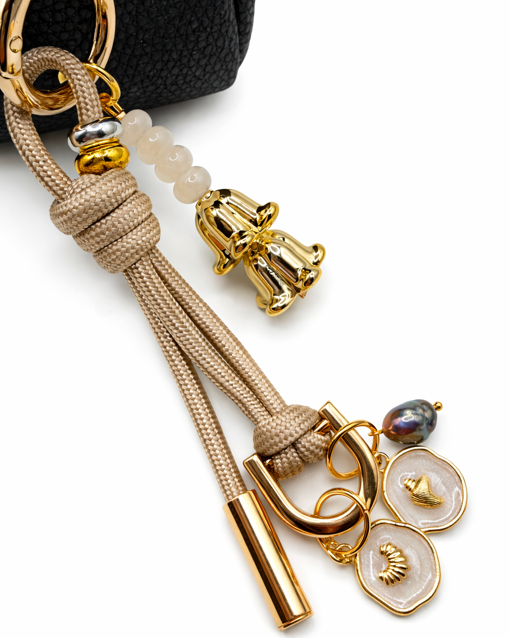 Leo Charm in Champagne